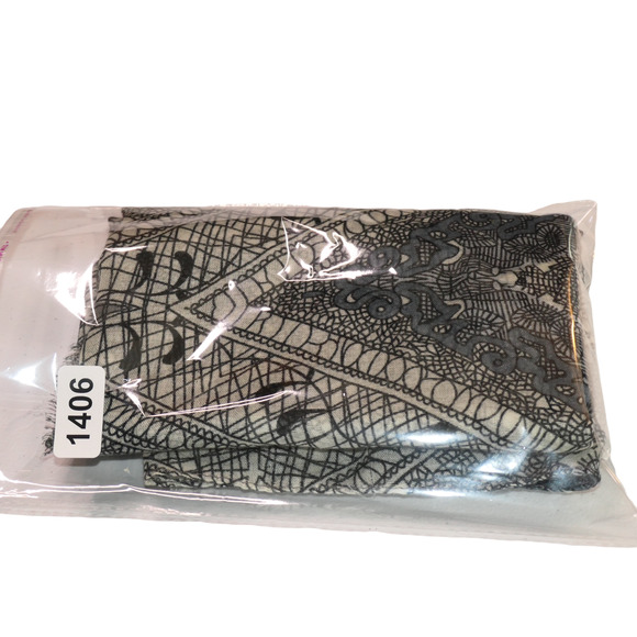 Stunning Geometric Boho Gray Scarf 70 in x31.5 in Raw Edge - Picture 6 of 6